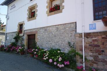 هتل Montañes