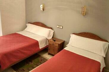 هتل Hostal Gaudí