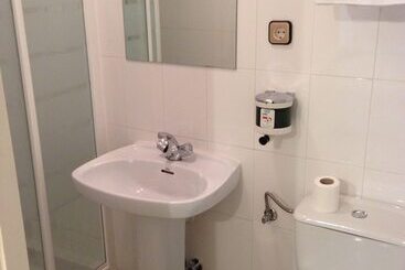 هتل Hostal Cervantes