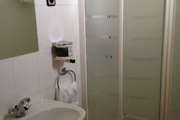 هتل Hostal Cervantes