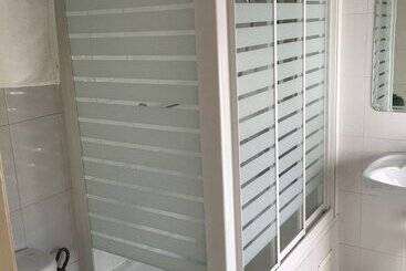 هتل Hostal Cervantes