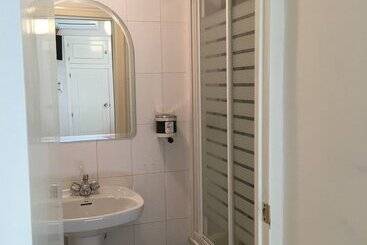 هتل Hostal Cervantes