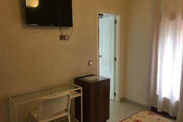 هتل Hostal Cervantes