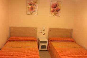 هتل Hostal Cervantes