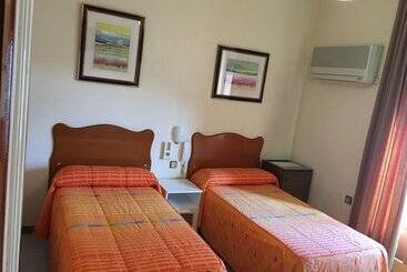 هتل Hostal Cervantes