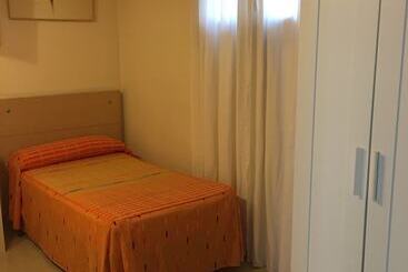 هتل Hostal Cervantes