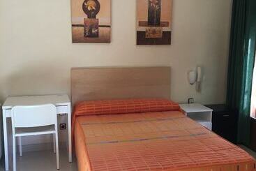 هتل Hostal Cervantes