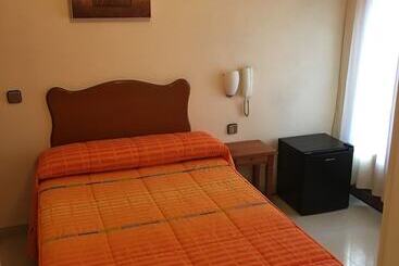 هتل Hostal Cervantes