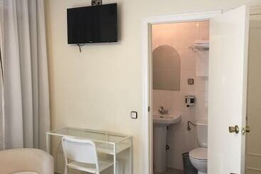 هتل Hostal Cervantes