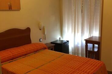 هتل Hostal Cervantes