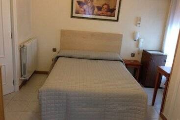 هتل Hostal Cervantes