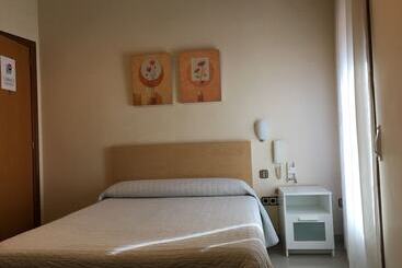 هتل Hostal Cervantes