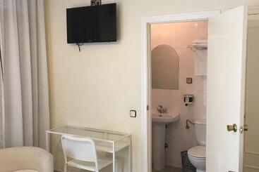 هتل Hostal Cervantes