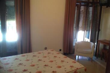هتل Hostal Cervantes