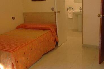 هتل Hostal Cervantes