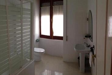 هتل Hostal Cervantes