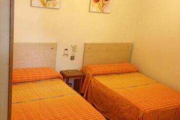هتل Hostal Cervantes