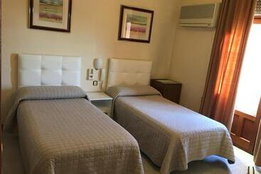 هتل Hostal Cervantes