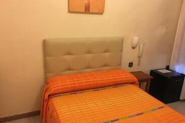 هتل Hostal Cervantes