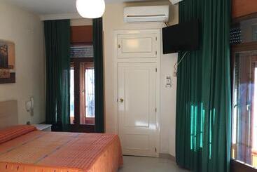 هتل Hostal Cervantes
