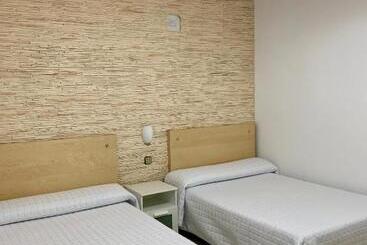 هتل Hostal Cervantes