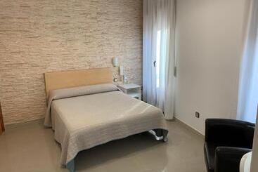 هتل Hostal Cervantes