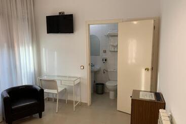 هتل Hostal Cervantes