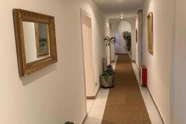 هتل Hostal Cervantes
