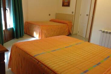 هتل Hostal Cervantes