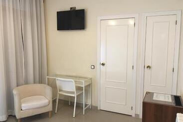 هتل Hostal Cervantes