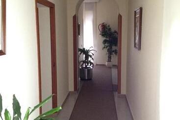 هتل Hostal Cervantes