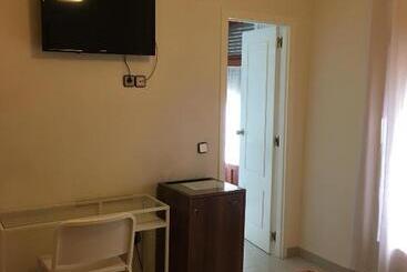 هتل Hostal Cervantes