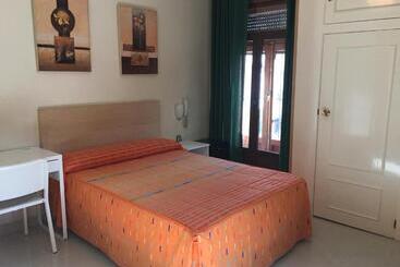 هتل Hostal Cervantes