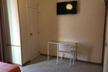 هتل Hostal Cervantes