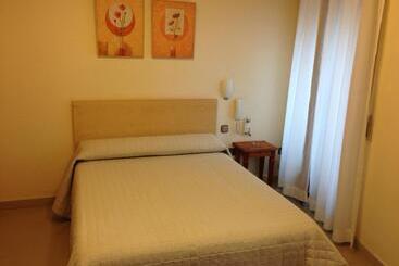 هتل Hostal Cervantes