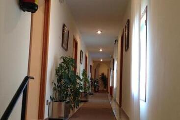 هتل Hostal Cervantes