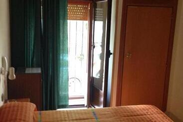 هتل Hostal Cervantes