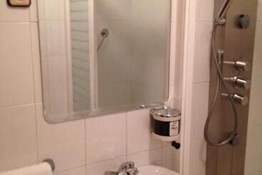 هتل Hostal Cervantes