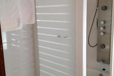 هتل Hostal Cervantes
