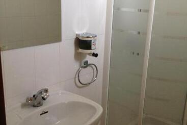 هتل Hostal Cervantes
