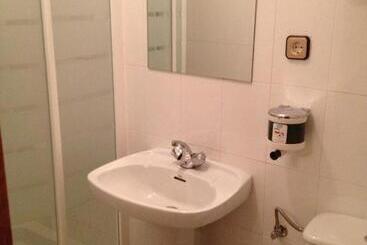 هتل Hostal Cervantes