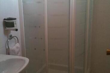 هتل Hostal Cervantes