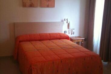 هتل Hostal Cervantes