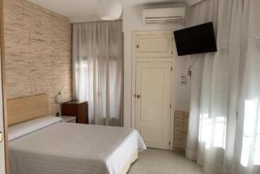 هتل Hostal Cervantes