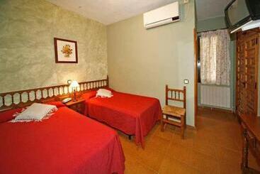 هتل Hostal Chinchon