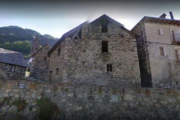 هتل Hostal Fondevila