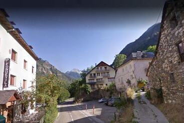 هتل Hostal Fondevila