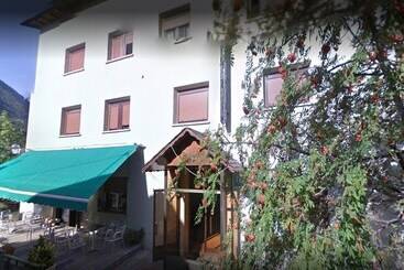 هتل Hostal Fondevila