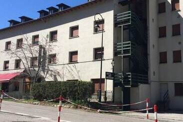 هتل Hostal Fondevila