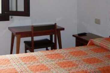 هتل Hostal Fondevila